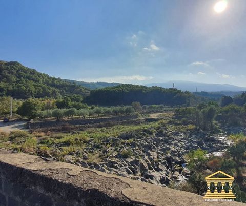 Landwirtschaftliches Anwesen neben den kleinen Schluchten des berühmten Flusses Alcantara. Das Anwesen befindet sich auf dem Gebiet von Castiglione di Sicilia (CT) und hat eine Gesamtfläche von 13 Hektar, die sich wie folgt zusammensetzt: Olivenhain ...