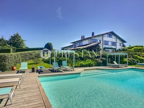 Ideally located in a quiet environment in the village of Arcangues, a few kilometers from Biarritz and its beaches. It deploys over 450 m, 1 large living room with fireplace and bar, a kitchen open to a dining room, 5 bedrooms, 3 with bath and 2 with...