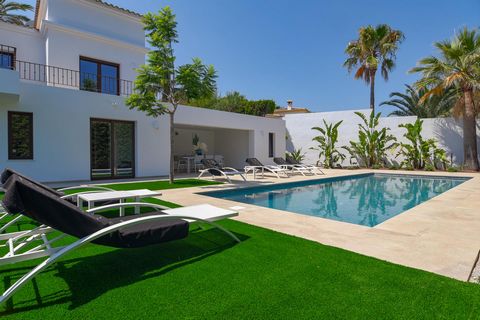 Modern and luxury villa in Moraira, Costa Blanca, Spain with heated pool for 6 persons. The villa is situated in a coastal area, close to restaurants and bars and shops and at 1 km from the beach. The luxury villa has 3 bedrooms, 3 bathrooms and 1 gu...
