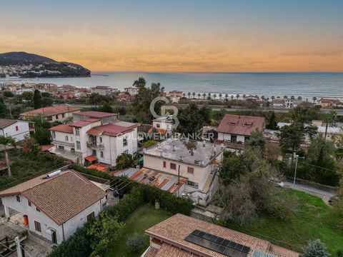 We offer for sale in Agropoli, just 350 meters from the sea, a real estate solution on two levels, ideal for those looking for the perfect combination of comfort and panoramic views. The property is distributed on the ground floor and first floor, of...