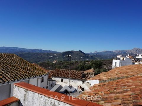 This spacious and light-flooded corner house in the center of Periana captivates with a breathtaking view over the mountain panorama of the Axarquía. On the first floor, in addition to a spacious kitchen and a guest toilet, there is a living room, di...