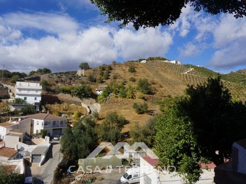 Located in the municipality of Benamargosa, we offer a great investment opportunity. A townhouse with a solid construction, surrounded by the beauties that define the Axarquia. Close to all amenities and cultural attractions, as well as a short dista...