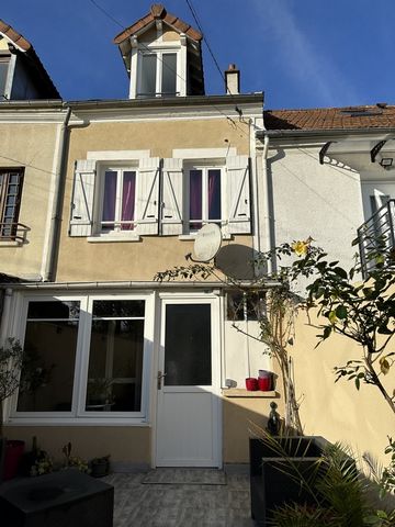 In the VIEUX VAIRES district, close to the college and 10 minutes walk from the SNCF train station (line P access to the Gare de l'Est in 18 minutes), semi-detached house of 84 m2 including an entrance with storage, a living room with open fitted kit...