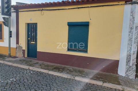 Identificação do imóvel: ZMPT563235 Discover the charm of this villa with great potential, located in the picturesque village of Cuba. Comprising two bedrooms, one of which is indoors, two large living rooms, each measuring more than 20m², a bathroom...