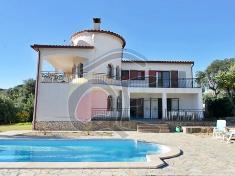 This stunning house, located in the urbanisation of Mas Pere just minutes away from the charming town of Calonge on the Costa Brava, is a true gem offering a perfect blend of comfort and style. Boasting a tourist rental license, this property present...