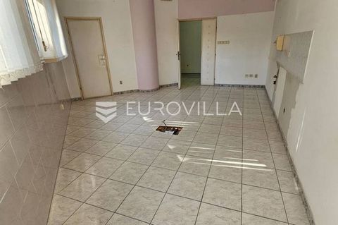 Located in the very center of Pula, we offer a business space of 36 m2 in an office building on the second floor. The space consists of a spacious office, anteroom or waiting room, two toilets and additional storage. The possibilities of use are vari...