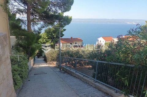 Omiš, Marušići, building land with a sea view, measuring 366 m2. It has a rectangular shape with favorable construction conditions, and the infrastructure runs along the road right next to the plot. The distance to the sea is approximately 70 meters,...