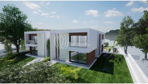 4/5-bedroom villa with approved project, to be sold turnkey. Planned 495 sqm (gross construction area), 273 sqm above ground and 122 sqm below the ground, garden and swimming pool, located in the exclusive Urbanização Soltroia. The project envisages ...