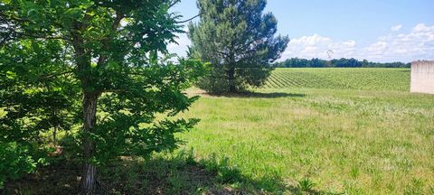 Flat plot of 825m² Land 30 minutes from Toulouse, 15 from Albi and 5 from Gaillac. This plot is ideally located in a quiet area, 2 steps from the bus stop and close to the motorway exit. I invite you to discover this beautiful flat land with a view a...