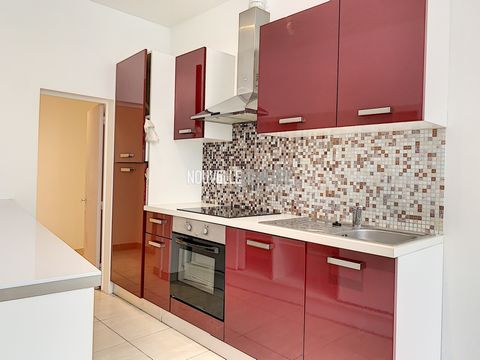 Large T4 in the city center of Le Tronchet which is structured as follows: On the ground floor: you enter a semi-equipped kitchen (oven, extractor, induction hob), as well as a scullery and a toilet area. Behind the kitchen is a living room of about ...