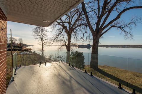 Along the majestic St. Lawrence River, this property offers 180-degree panoramic views of sunsets. The interior, renovated with quality materials and modern aesthetics on two levels, has three bedrooms. You can also enjoy a large outdoor balcony offe...