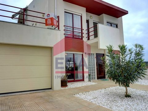 House with 3 bedrooms. Built on two floors, it consists of a ground floor with a living room, guest bathroom and equipped kitchen, with pantry, and also has access to the laundry room. On the first floor we have 3 bedrooms, two of them with built-in ...