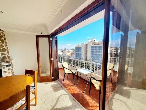 Presentamos este acogedor piso en Colònia de Sant Jordi, idealmente ubicado con vistas a la playa. La vivienda se encuentra en un edificio de 3 plantas y cuenta con un largo balcón y una amplia terraza comunitaria en la azotea para disfrutar del aire...