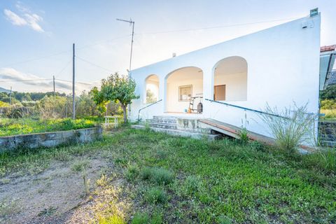 This singlestorey villa is located in a rural area within walking distance from the centre of Gata de Gorgos and a 15minute drive from Javea beach One enters the property in a lounge with plenty of light From the lounge there is direct access to a la...