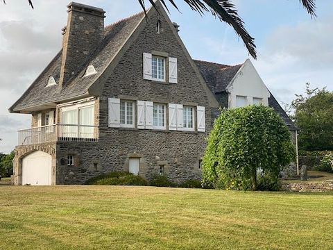 RARE FOR SALE and in a sought-after area. Come and discover this very 280m² property, offering a breathtaking view of the sea, nestled along the beautiful Breton coast. With its vast interior spaces and its plot of more than 4000m², the perfect marri...
