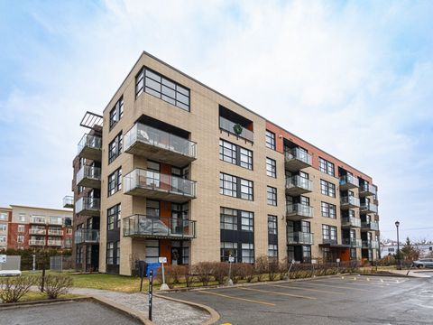 Discover the epitome of refinement in this high-end condo situated in one of the most coveted areas of Vaudreuil-Dorion. This unit features a grand entrance vestibule, 2 bathrooms, and 2 bedrooms, including an intimate master suite that boasts a spac...