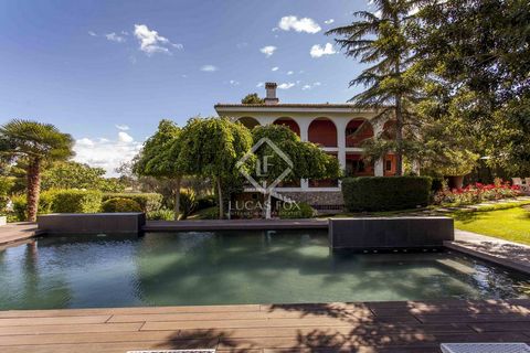 Lucas Fox is pleased to present this majestic villa on a plot of 3500m2 with a perfectly maintained garden and elegant design; the leafy trees giving the property unequalled beauty. Make the most of the summer evenings in the outdoor dining area and ...