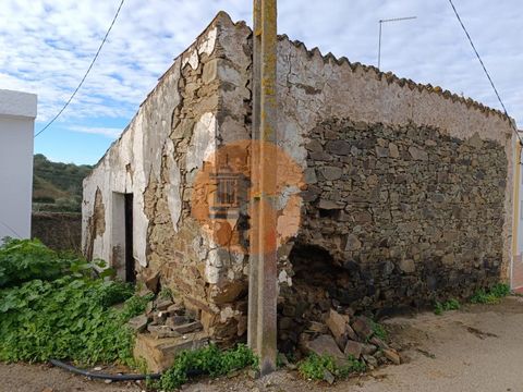 Maison de village de 37 m2 - à Corte da Seda - Alcoutim - Algarve. Ruine au centre du village. Vue dégagée sur la Serra Algarvia. Possibilité de construire une maison avec piscine, porche et patio. Endroit calme. Bon accès. Jardin, terrasse. Infrastr...
