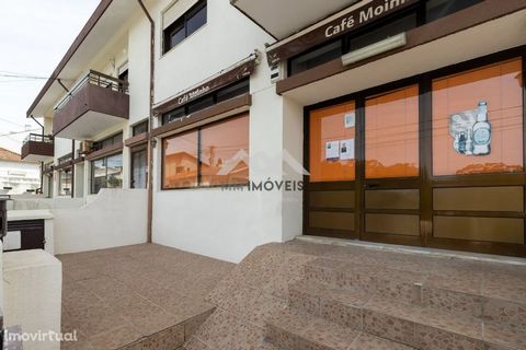 Shop located on Rua da Cruz in Lavra. With an area of 79.5m² private and 18.5m2 of patio, it is located at ground floor level with plenty of light due to the existence of windows on the three fronts of the property. Intended for the hotel industry or...