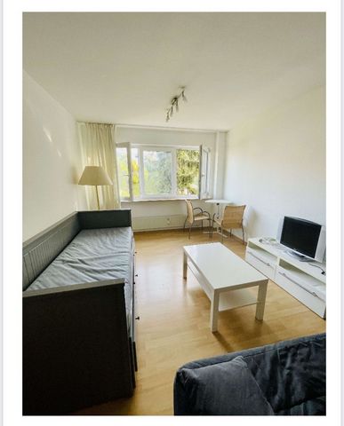 Centrally located in Stuttgart Ostheim directly at the bus stop, 7 minutes by bus to Stuttgart main station. Green and quiet view with large south-facing window. Nice bathroom with window and separate kitchen with microwave and oven as well as cerami...