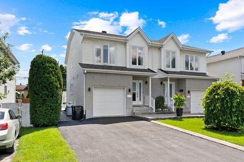 Beautiful semi-detached house completely renovated with lots of extras, located in a peaceful area. Kitchen with granite countertop, large 9-foot island, built-in double oven and induction hob. The exterior layout was redone in 2022. Includes a compo...