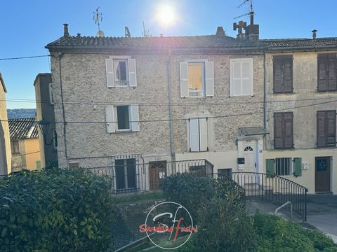 Gattières: In a village house, beautiful two-room apartment completely renovated, with a living area of 33.67 m2, including on one level, an entrance to the living room with its American kitchen. On the first floor, a bedroom, a shower room and a sep...