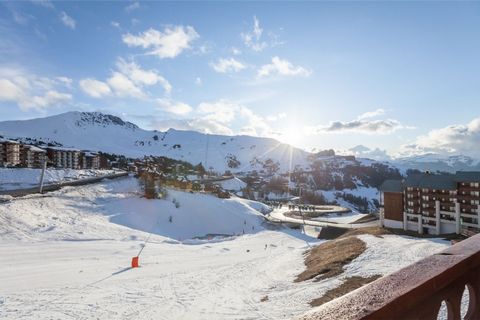Deze residentie ligt in Plagne Soleil en biedt directe toegang tot het skigebied Paradiski. Dit rustige kleine resort ligt op een hoogte van 2050 m, aan de top van het skigebied. De residentie bestaat uit twee grote chalets met houten gevels, in over...