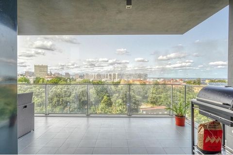 4 bedroom apartment inserted in the condominium Jardins do Cristo Rei, near the Parque das Nações. The condominium has a swimming pool, a party area and a children's playground. The apartment is located in a quiet area, with easy access to all kinds ...