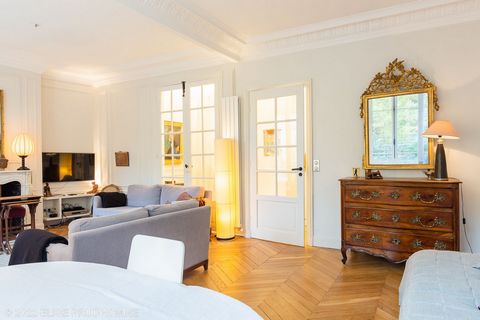 Located on the 2nd floor of a Haussmanian building, this apartment is in perfect condition. Calm and bright, it is not overlooked. Here is its description: – An entrance – A living room with 2 sofas, a coffee table, a table for eating, a decorative f...