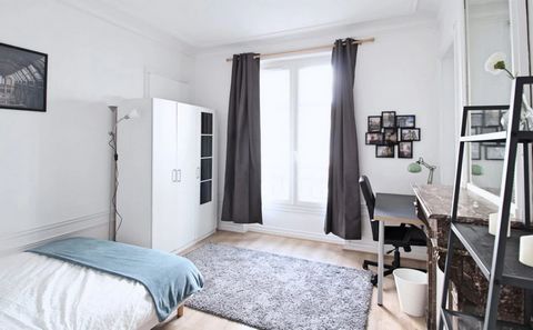 Large 15m² bedroom, fully furnished. It has a double bed (140x190) and a bedside table with lamp. There is also a work area with a desk, chair and lamp. The room also has several storage units: a wardrobe with hanging space and a shelf. Located in th...