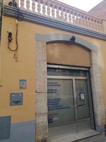 Edificio con azotea en el centro de Figueres para modernizar! El edificio está situado en el centro de Figueres y actualmente consta de 3 habitaciones y 1 baño. La propiedad, registrada como edificio con azotea, se utilizaba hasta hace poco como ofic...
