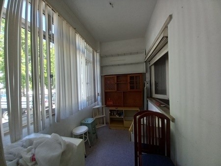Refurbishment works in progress. 3-room apartment located in the central area of Cruz de Pau, with access to several commercial spaces and public services. Good and quick access to the A2 and A33 motorways. Upon entering the property, we have a hall ...