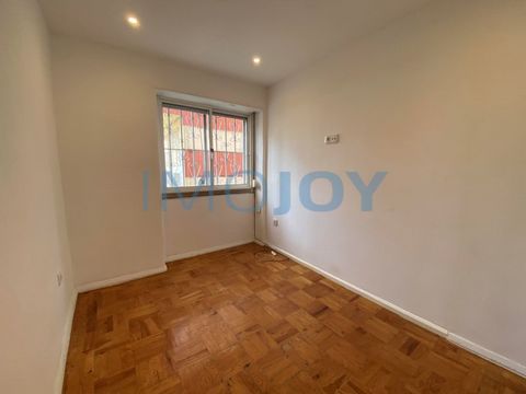Apartment in good condition and currently transformed into T3, but possible to replace it as T2, increasing the area to the living room. It has 70m2 of gross private area, consisting of (2) two bedrooms, office, kitchen, bathroom, living room and pan...