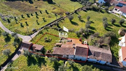 Excellent villa located in rural context. Consisting of 2 floors, on the ground floor we find a living room, hall, two kitchens one of them with fireplace, pantry and a bathroom. On the first floor we have three bedrooms and a living room. The villa ...