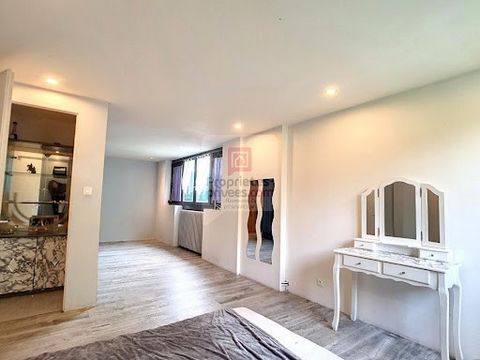 Exclusively Ugine 73400 Savoie, this T4 apartment of 133 m² Carrez law with access to a small garden on the ground floor of a small condominium. On the day side, the entrance is marked by a corridor with its storage spaces giving access to a living r...