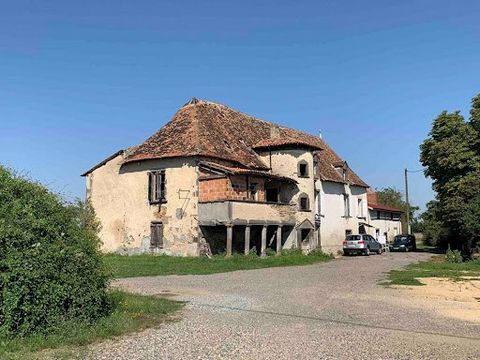 St André le Coq, come and discover this old farmhouse, to be renovated, on a PLOT of LAND of approx. 2000 m², including several housing lots and outbuildings. This property comprises a two-storey dwelling house, of approx. 85 m², with TENANTS in plac...
