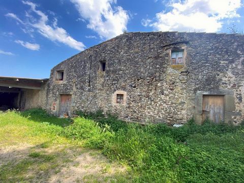 GIRONA - BAIX EMPORDÀ - FOIXÀ. Stone house completely to be restored with flat land of about 4,500 m². Currently it is all original. Located in one of the most characteristic and sought-after towns in the Empordà. Surrounded by small forests and farm...