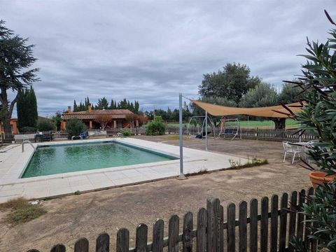 Property located in a very quiet area of Forallac, a few minutes from La Bisbal d'Empordà and the best beaches of the Baix Empordà, 2 entrances. Plot with 2 houses in perfect condition, ground floor, porches, pool, garden, 2 garages, workshop, horse ...