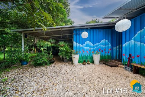 Situato nel lotto 16 dei lotti di Cerro Grande - 4BR / 2Bath - 270 m2 o 2905 SF con un pozzo separato (registrato) è una casa container UNICA e artisticamente dipinta su misura - che è ben situata in una zona costiera desiderabile - che porta un alto...