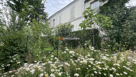 Your agency on the private side offers you this charming studio in a small condominium close to transport (Limite Crosne-91). It is divided into private entrance on beautiful living room with mezzanine (sleeping), bathroom with toilet and large kitch...