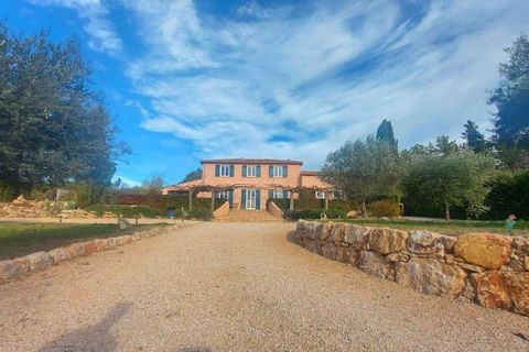 Extender Immobilier presents to you in a magnificent setting of mountains of pines and oaks an authentic bastide of 229m2 in the heart of green Provence in the charming medieval village of Villecroze This large family house encourages regrouping , sh...