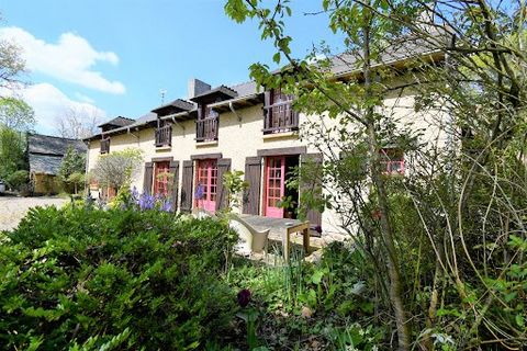 Halfway between MONTFORT SUR MEU and MORDELLES, a few minutes from CINTRE, this beautiful revisited farmhouse has retained all its charm while gaining in comfort. The building includes: living/dining room with monumental fireplace, largely open to th...