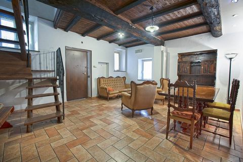 Caprarola Kilka kroków od majestatycznego i zabytkowego Palazzo Farnese, położonego na niewielkim placu w wiosce, oferujemy część budynku z osobnym wejściem. Dom jest w doskonałym stanie wewnętrznym i jest rozłożony na dwóch poziomach. Na parterze zn...
