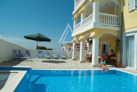 Peroj, Istria: Stunning hotel with sea views, a short stroll from the beach Discover an exceptional investment opportunity in Peroj, Istria. This inviting hotel, just 700 meters from the picturesque beaches, renowned restaurants, and vibrant beach ba...
