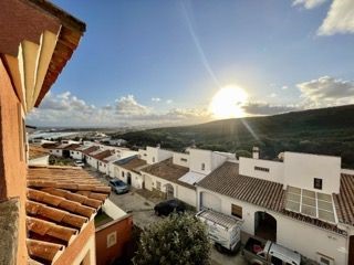 Town house for sale in Torreguadiaro. Magnificent townhouse with 4 bedrooms and 3 bathrooms, kitchen, large living room with access to jadio with covered part with chill out of wood and natural fibers that make a very comfortable part where to rest o...