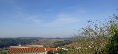 Great Bedroom house near the historical Villa of Óbidos. Three Bedrooms with a balcony and outside pátio with barbacue and excellent view over Obidos Lagoon, just 10 milles from the Beach/Lagoon, just 50 milles from Lisbon, all amenities near by, sup...