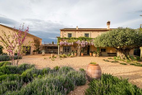 This magnificent estate is situated amidst two villages of the Baix Empordà and is only a 15-minute drive from the beach. The property encompasses a Provencal-style farmhouse from 1947, spanning 700m2, which has been meticulously refurbished in 2021 ...