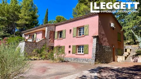 A23255DIP04 - This large family house from the years '70 with 5 bedrooms stands in the midst of mature pine trees on a slope, very close to the best bakery in Pierrevert. So if you want to get your bread on foot in the morning, you can do it from her...