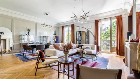 Paris 8th. Monceau. In an old luxury building, entirely renovated, this seven-room apartment, on the third floor with elevator, benefits from an unobstructed view. Quietly located, it comprises a large living room (47.65sqm loi Carrez), a kitchen wit...