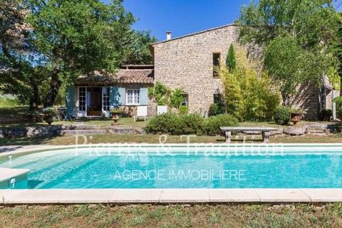 EXCLUSIVE! In the town of Murs, beautiful property of 375 m2 built on more than 2,500 m2 of landscaped land with swimming pool. It consists of a main house of 150 m2 and a gite of 58 m2. The house offers a large living room of 53 m2 with stone firepl...
